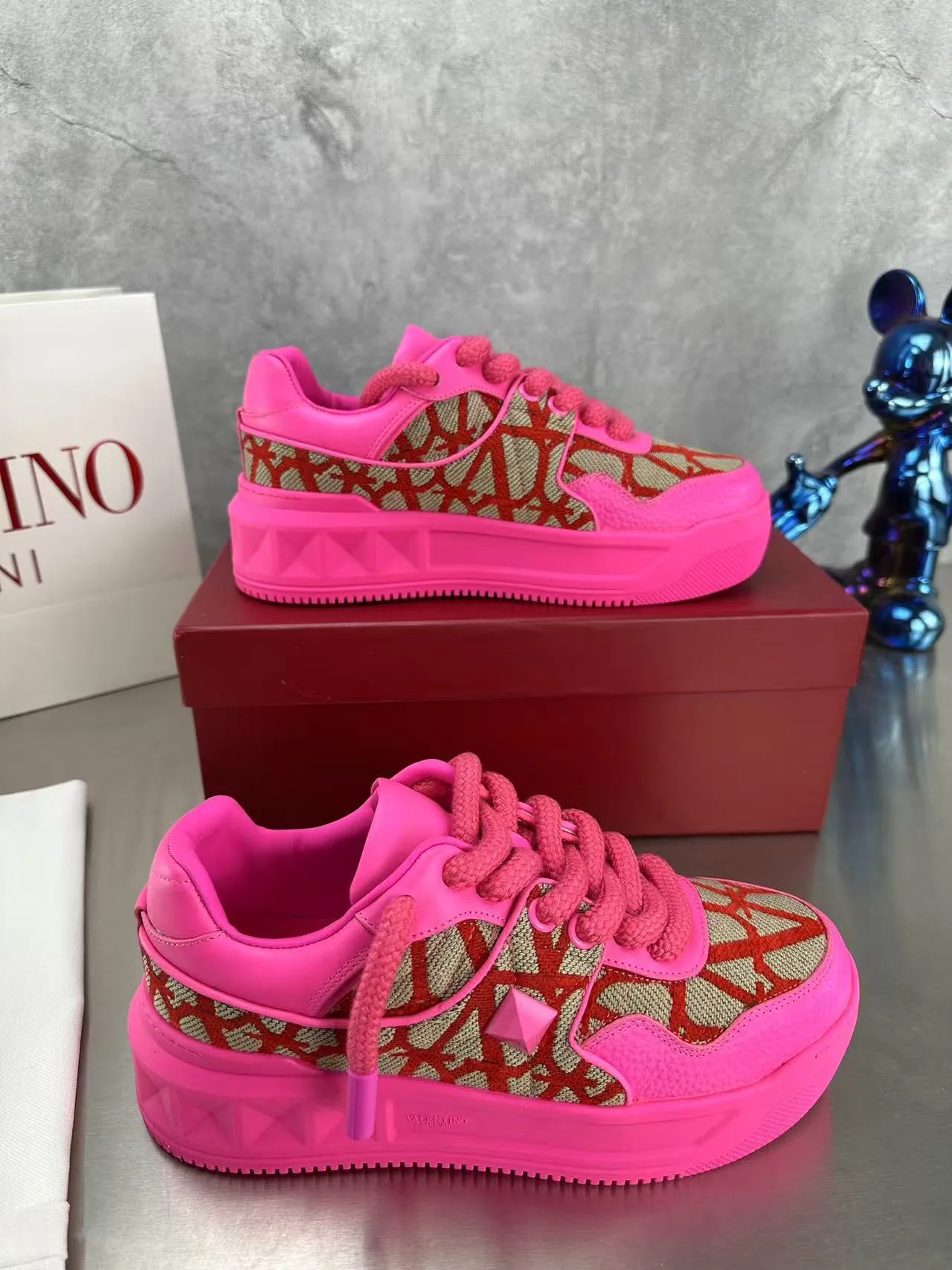👟👟Ex-factory price 640👟👟 🔺Valentino🔺Valentino new casual shoes 2023 latest model hot style for catwalk couples, thick shoelaces, the same style as Elsa Hosk, Zhang Yixing, Guan Xiaotong and many other stars 🔥 Top version + lasting process, full oil edge on the upper. Fabric: Customized cowhide + cowhide lining with breathable mesh. Outsole: original molded TPU thickened outsole. Size for women is 35-40. Men’s size is 39-45.